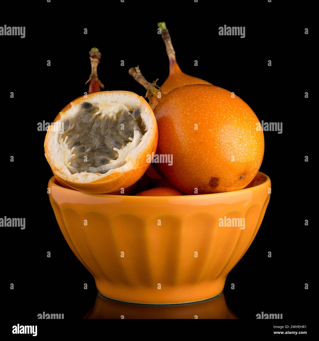 Passion fruit maracuja granadilla Stock Photo - Alamy