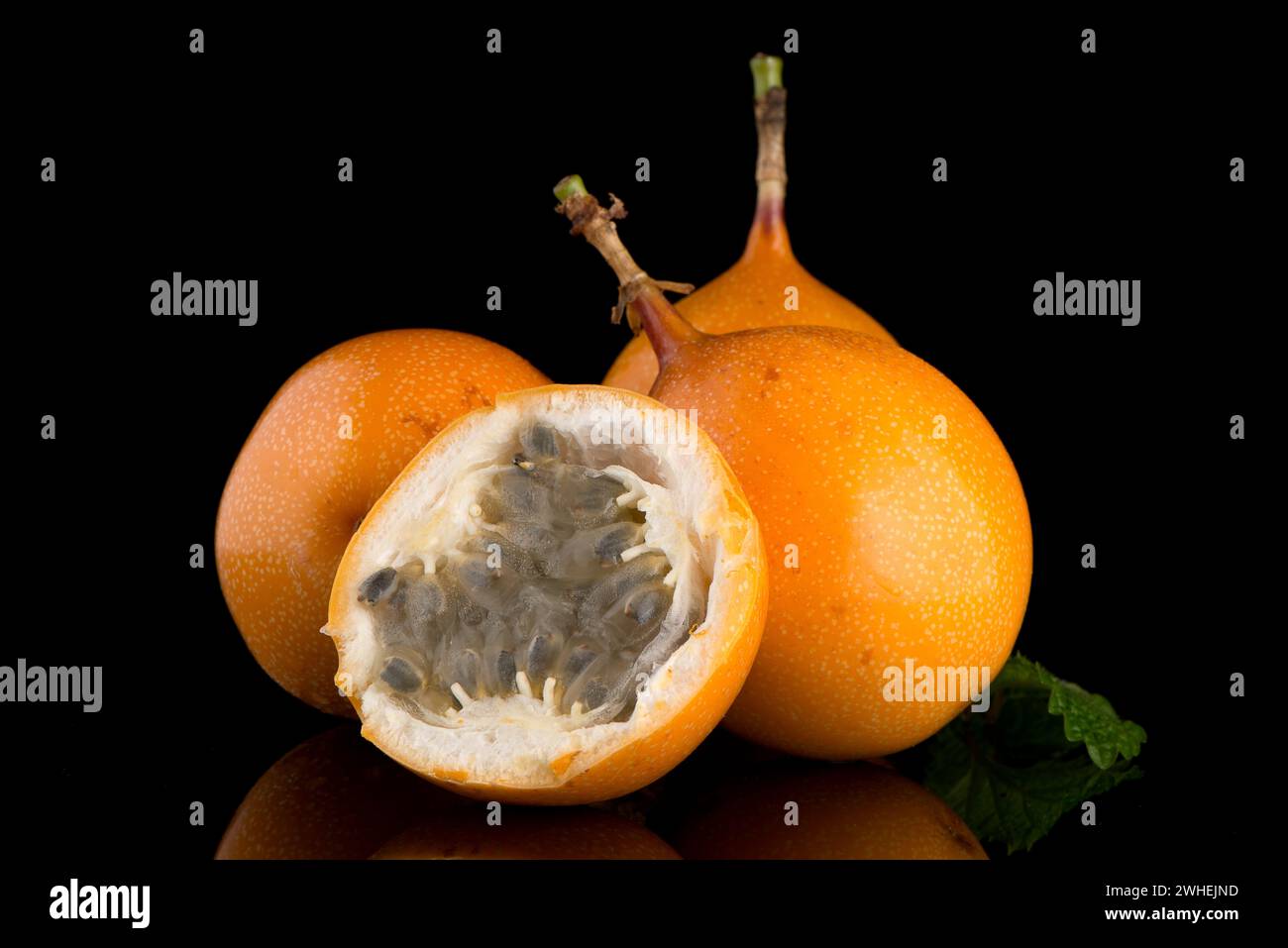 Passion fruit maracuja granadilla Stock Photo - Alamy