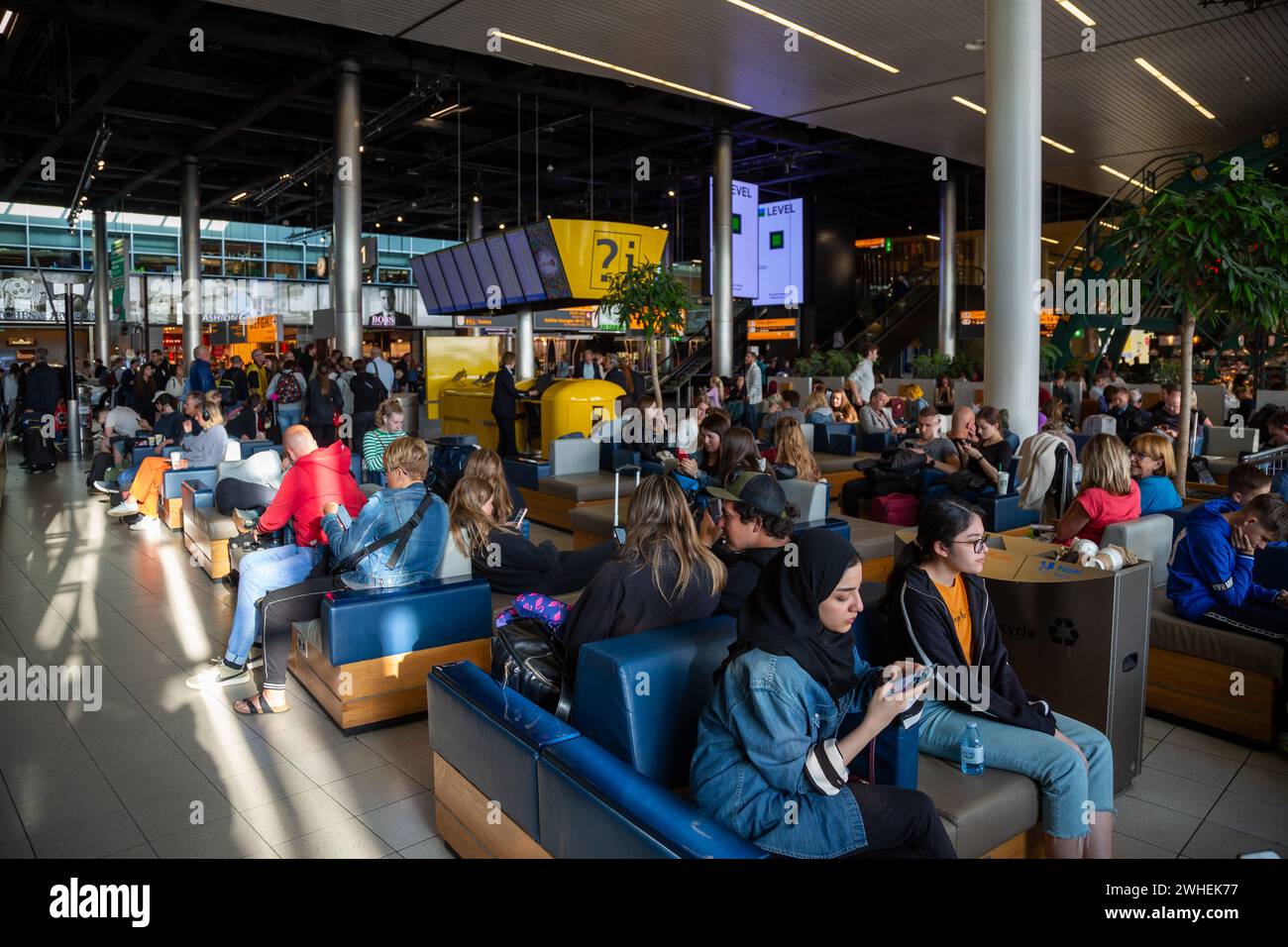 '09.07.2019, Netherlands, North Holland, Amsterdam - Passengers waiting in the transit area at Amsterdam Airport Schiphol (AMS). 00A190709D027CAROEX.J Stock Photo
