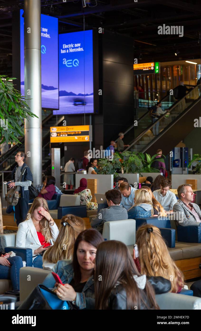 '09.07.2019, Netherlands, North Holland, Amsterdam - Waiting passengers in the transit area at Amsterdam Airport Schiphol (AMS). 00A190709D029CAROEX.J Stock Photo