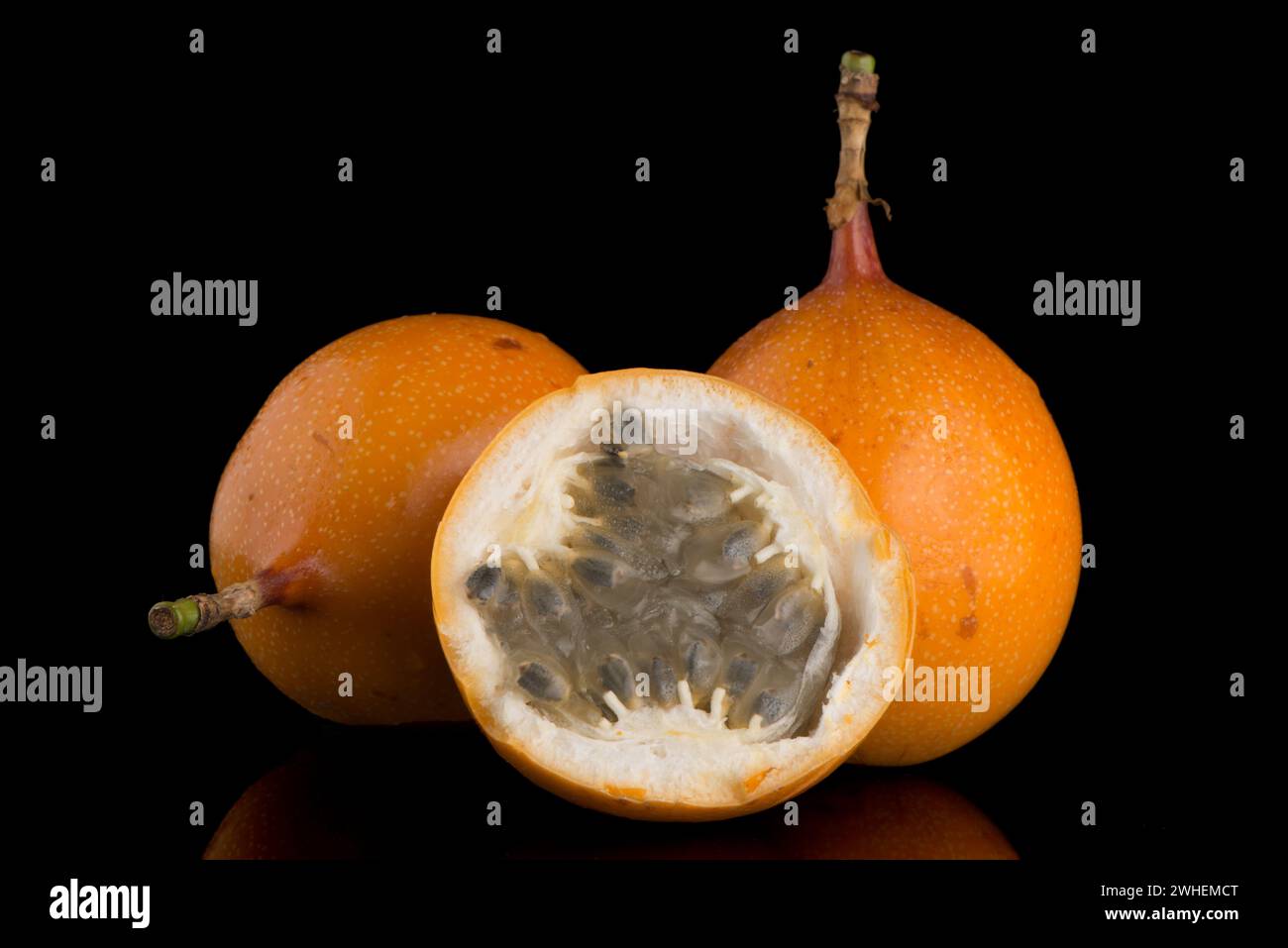 Passion fruit maracuja granadilla Stock Photo - Alamy