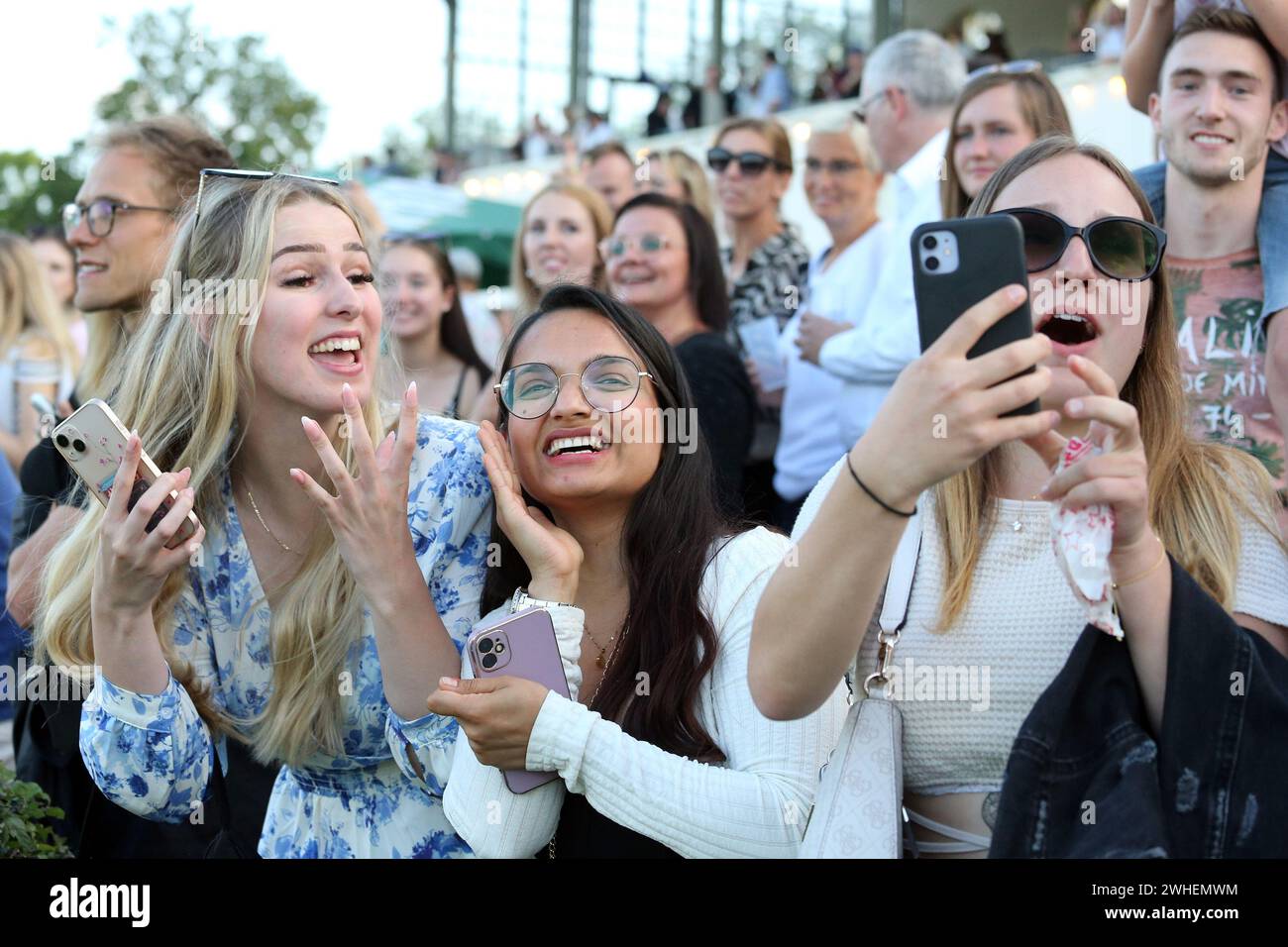 '06.07.2023, Germany, Saxony, Leipzig - Young women cheering on a horse race at the racecourse. 00S230706D081CAROEX.JPG [MODEL RELEASE: NO, PROPERTY R Stock Photo