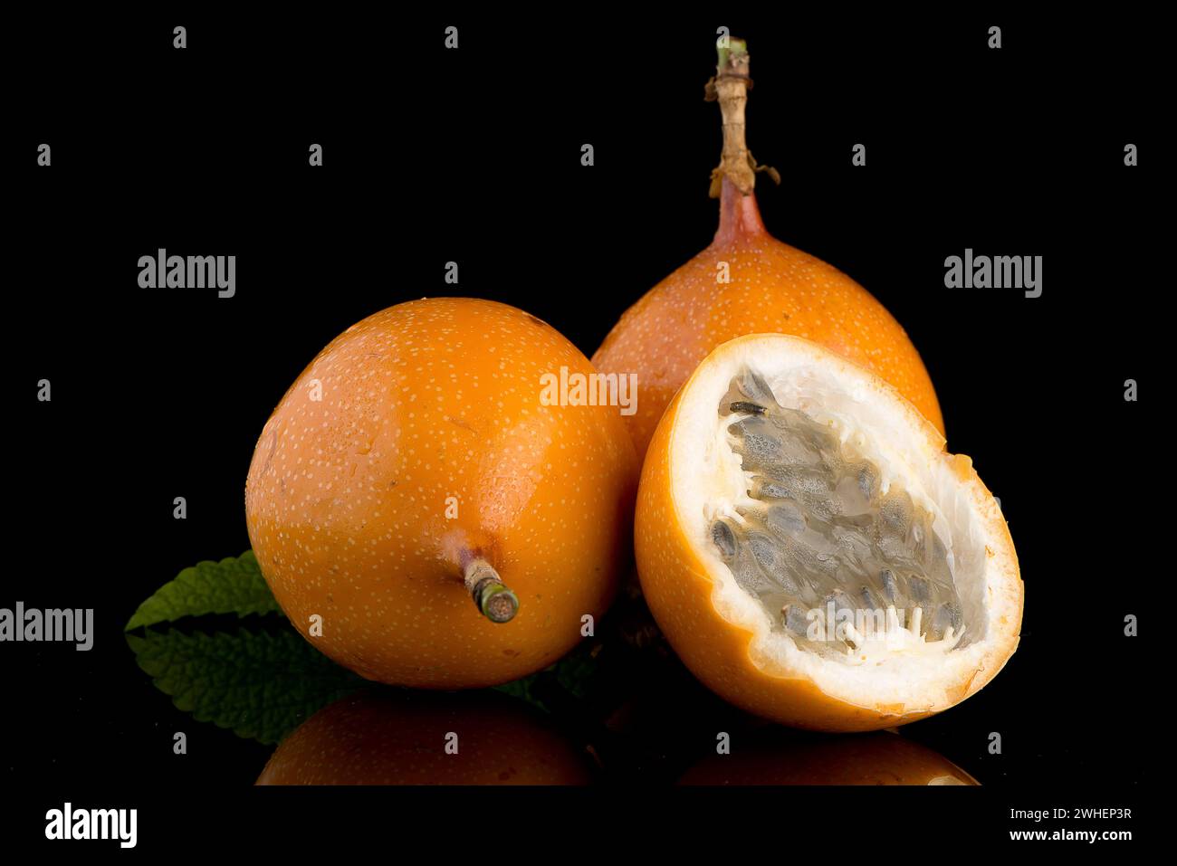Passion fruit maracuja granadilla Stock Photo - Alamy