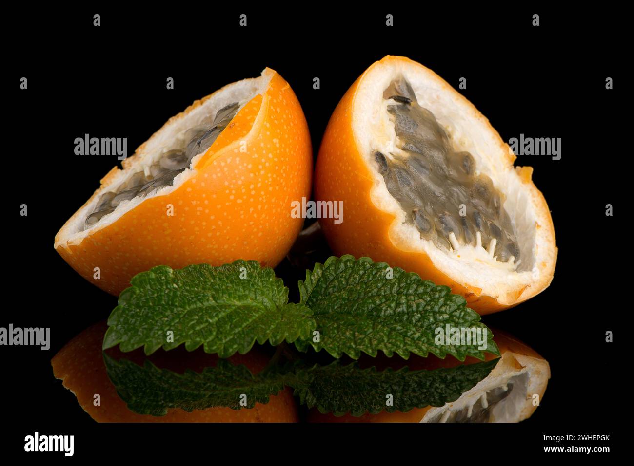 Passion fruit maracuja granadilla Stock Photo - Alamy