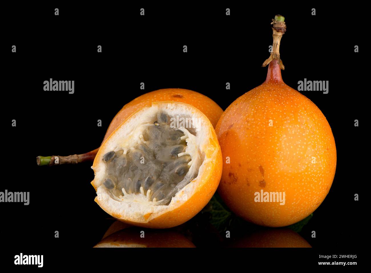 Passion fruit maracuja granadilla Stock Photo - Alamy