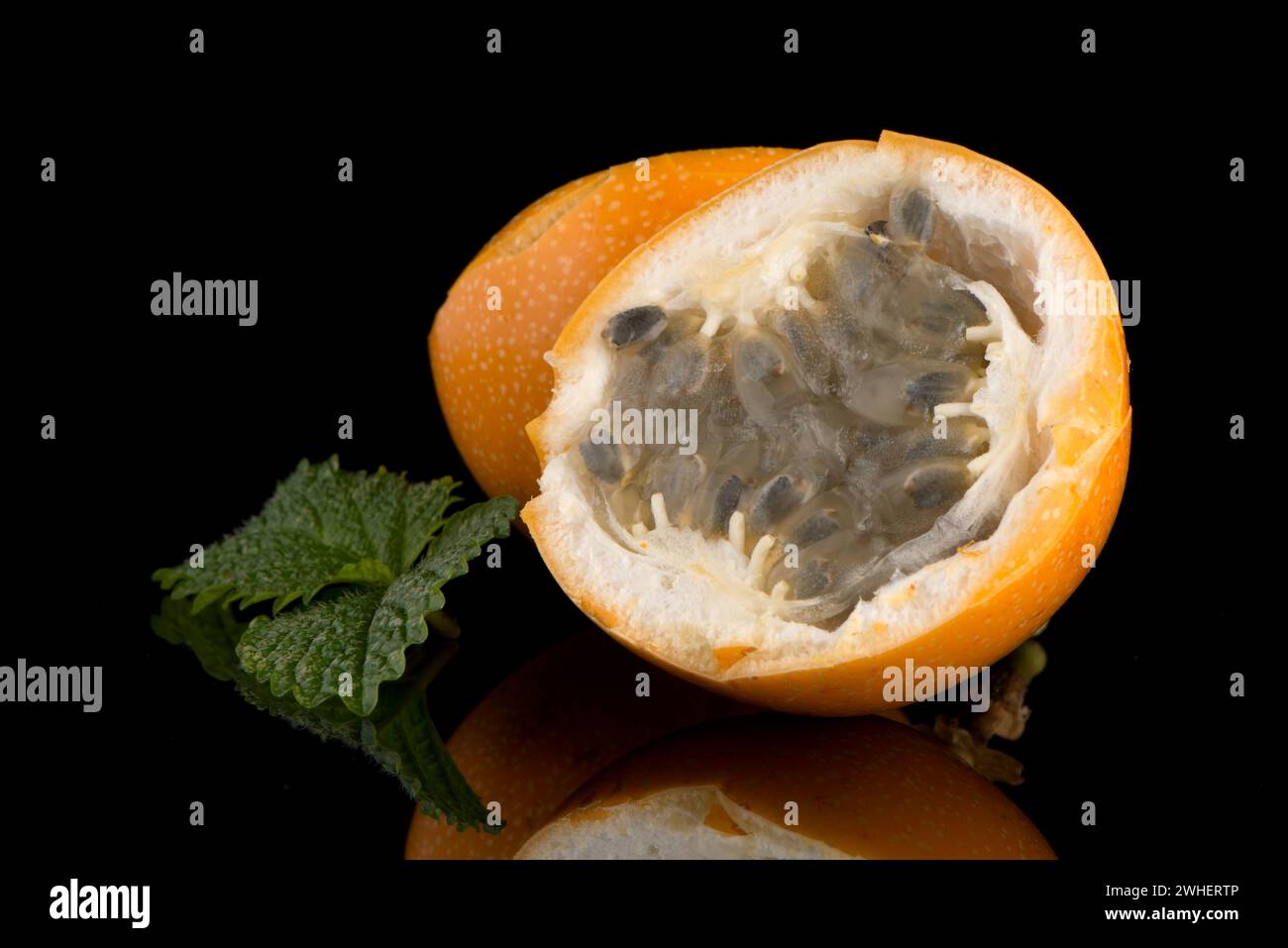 Passion fruit maracuja granadilla Stock Photo - Alamy