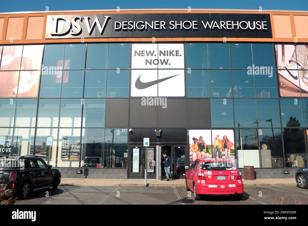 Dsw shoe warehouse hi res stock photography and images Alamy