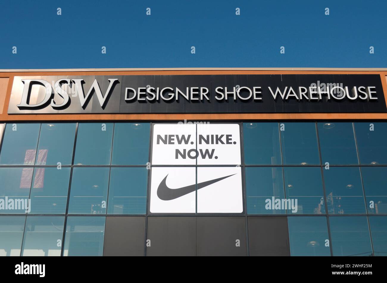 Dsw shoe warehouse hi res stock photography and images Alamy