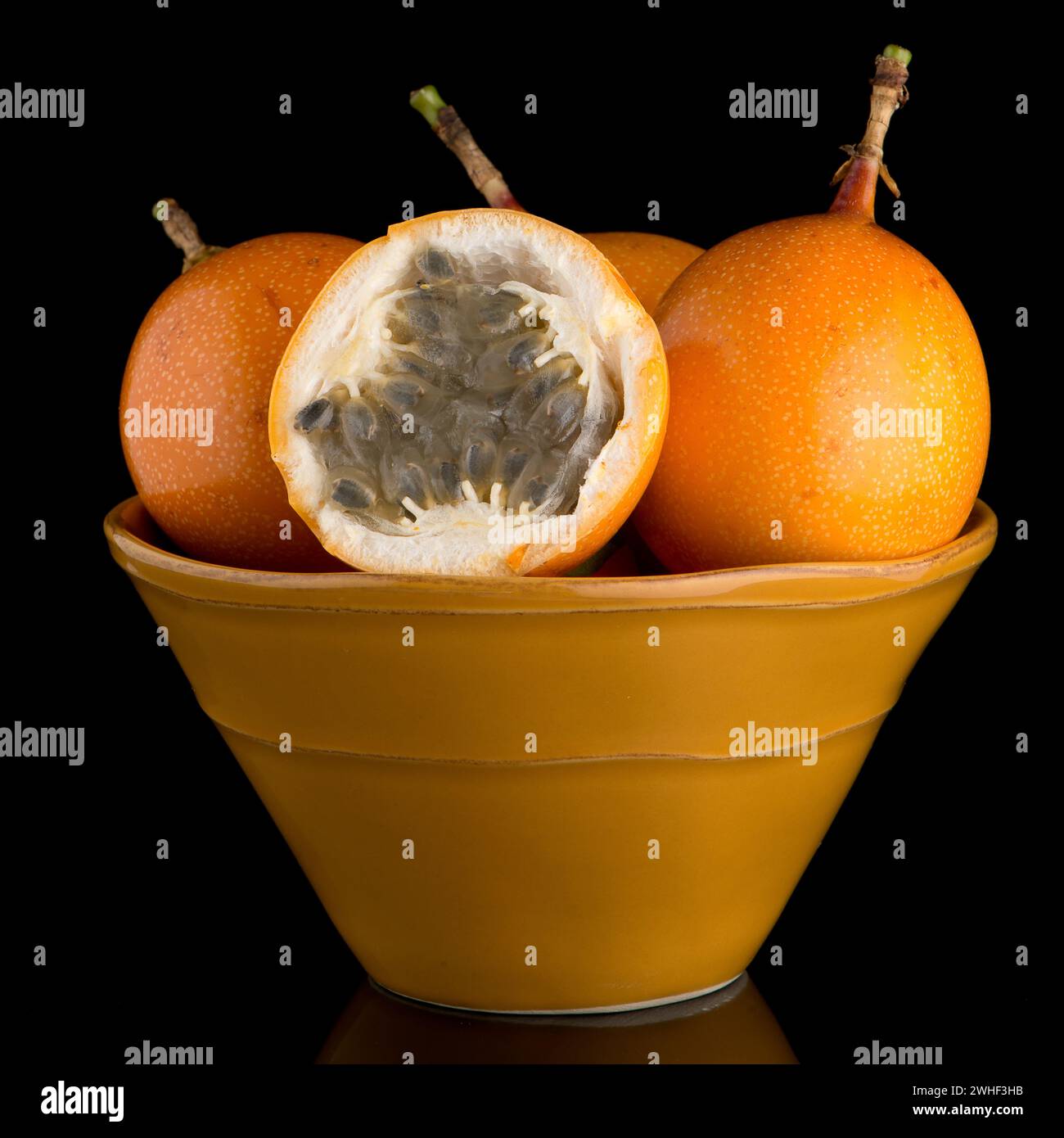 Passion fruit maracuja granadilla Stock Photo - Alamy