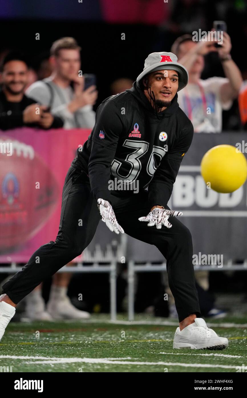 Pittsburgh Steelers safety Minkah Fitzpatrick plays dodgeball during