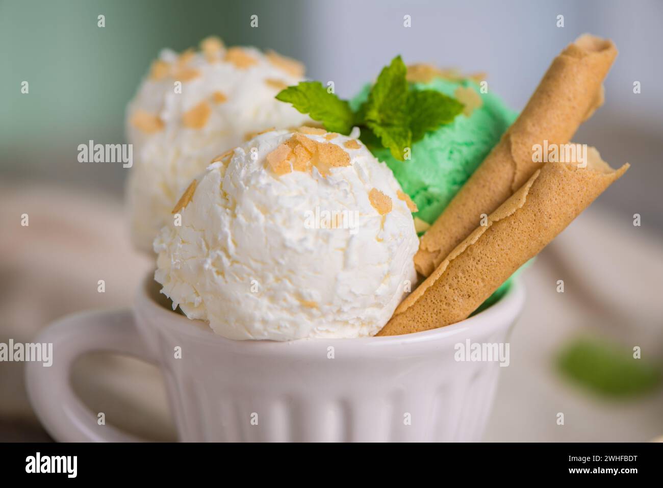 Portion vanilla ice cream hi-res stock photography and images - Alamy
