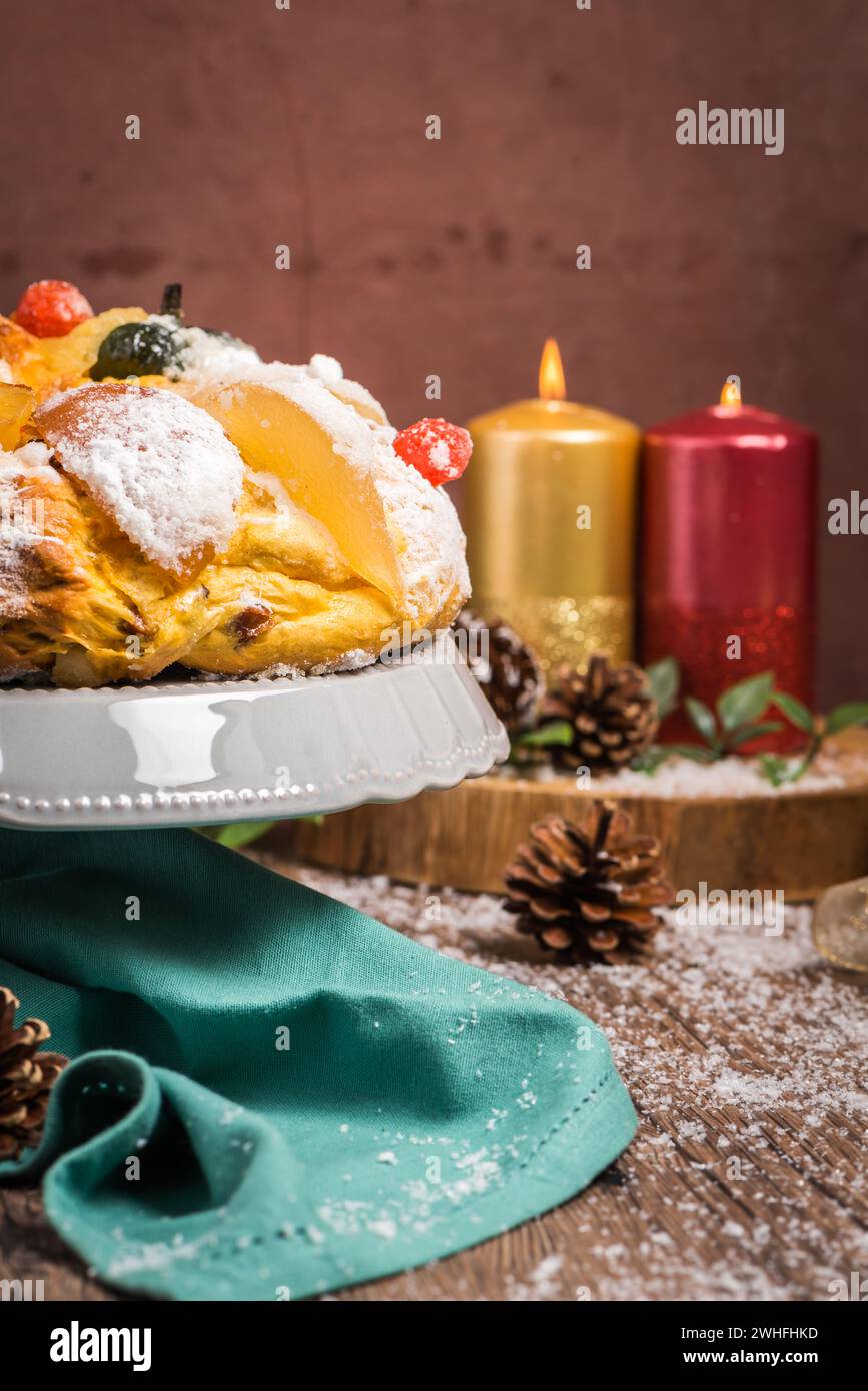 Bolo Rainha Queen's Cake Made Christmas Carnavale Mardi Gras Present Stock  Photo by ©homydesign 539216708