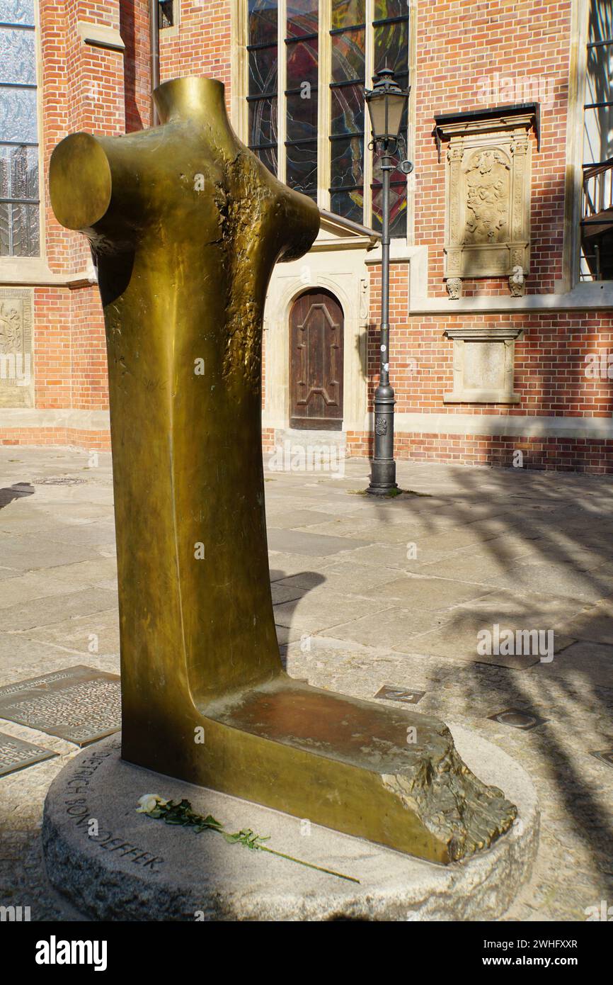 Bonhoeffer Denkmal vor der Elisabethkirche in Breslau Stock Photo Alamy