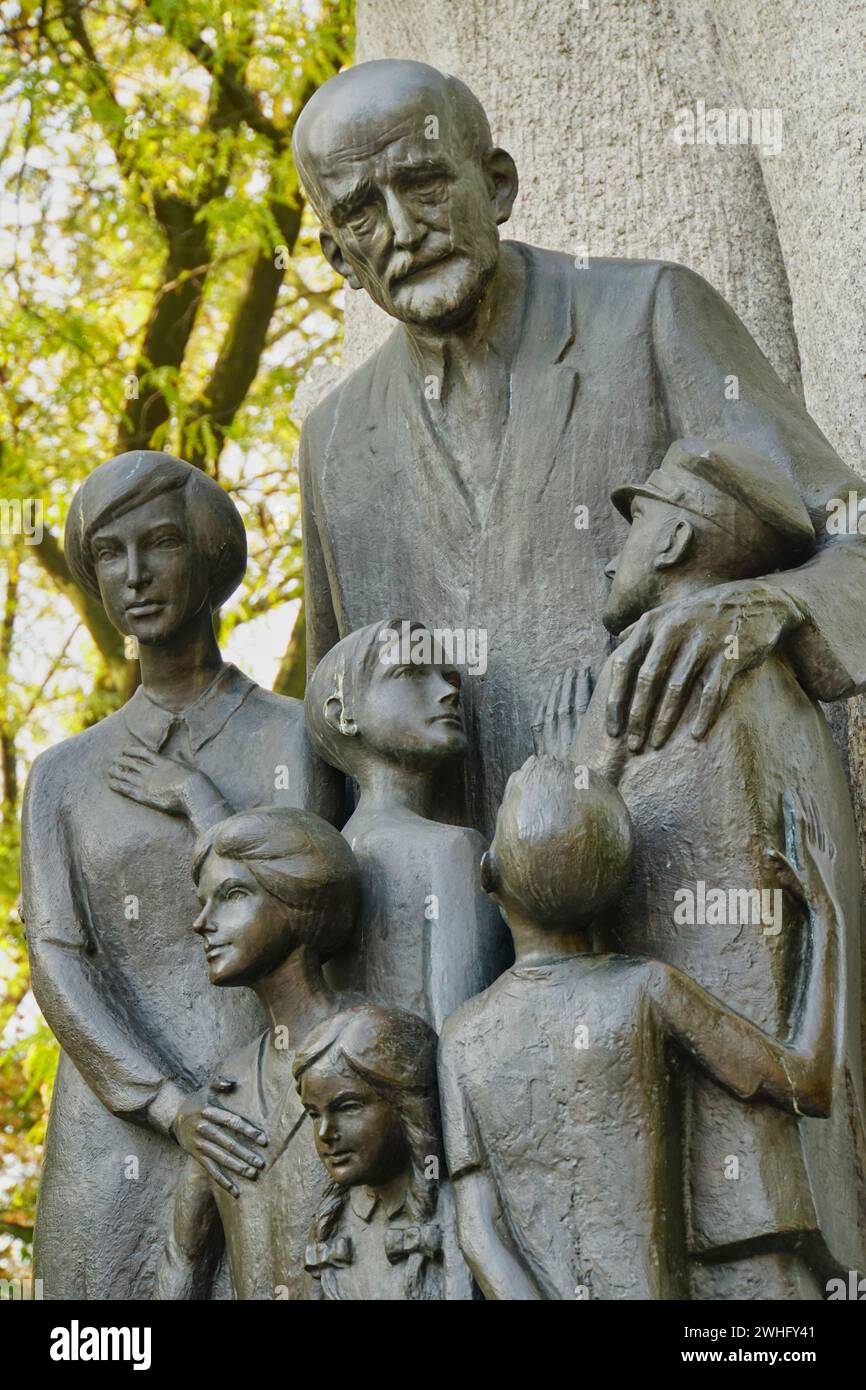 Janusz Korczak Monument In Warsaw Stock Photo Alamy janusz-korczak-monument-in-warsaw-stock-photo-alamy