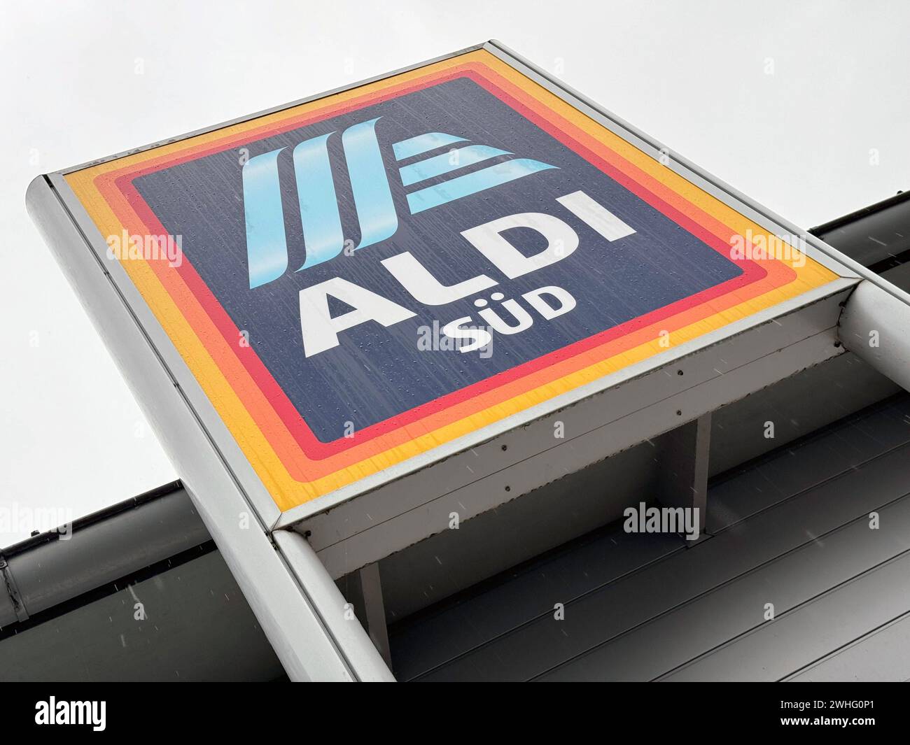 Eine Filiale von Aldi Sued Süd in Siegen, Logo, an einem regnerischem
