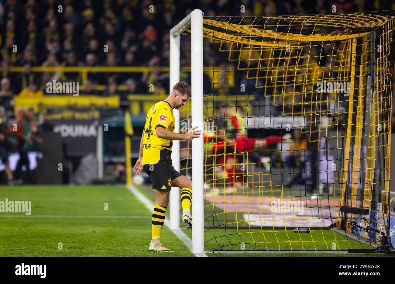 Dortmund, Germany. 09th Feb 2024.  Niclas Füllkrug (BVB) mach sich am Pfosten den Schuh sauber  Borussia Dortmund - SC Freiburg  09.02.2024   Copyrigh Stock Photo