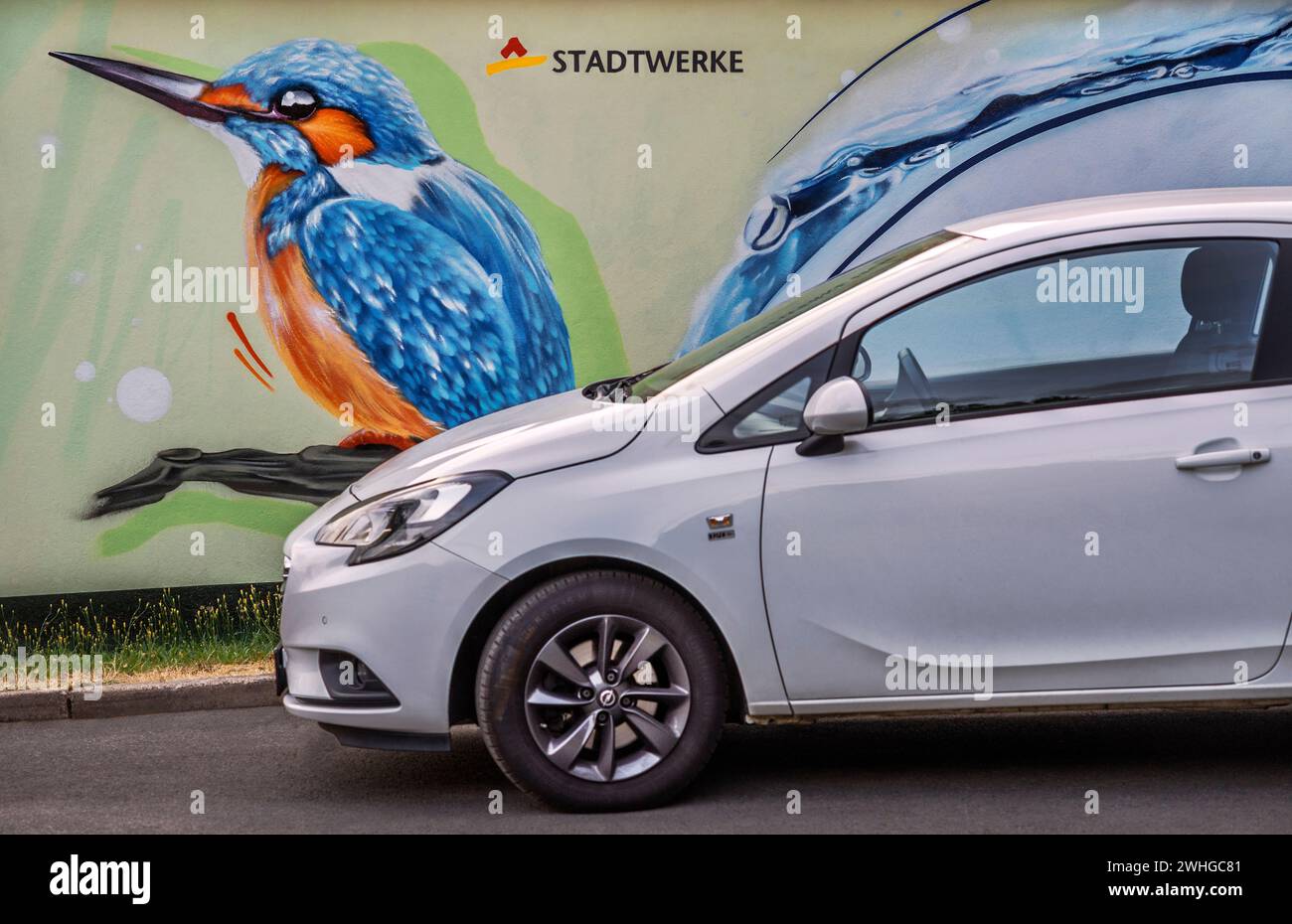 Parked Car In Front Of The Graffiti Wall Stock Photo Alamy Parked Car In Front Of The Graffiti Wall Stock Photo Alamy