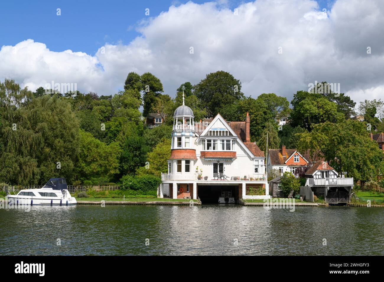 Isomer, a Grade II listed Edwardian riverside house with its own boathouse, is located at The Warren in Caversham by the River Thames. The Warren, Cav Stock Photo