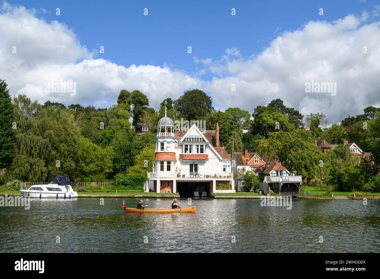 Isomer, a Grade II listed Edwardian riverside house with its own boathouse, is located at The Warren in Caversham by the River Thames. The Warren, Cav Stock Photo