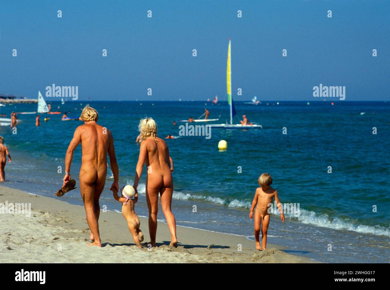 naturist family Pic 　 naturist family on the beach blue sky and blue mediterranean sea water very  ealthy peple summer holidays france leucate plage Stock Photo - Alamy
