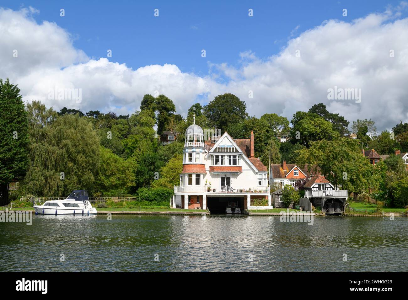 Isomer, a Grade II listed Edwardian riverside house with its own boathouse, is located at The Warren in Caversham by the River Thames. The Warren, Cav Stock Photo