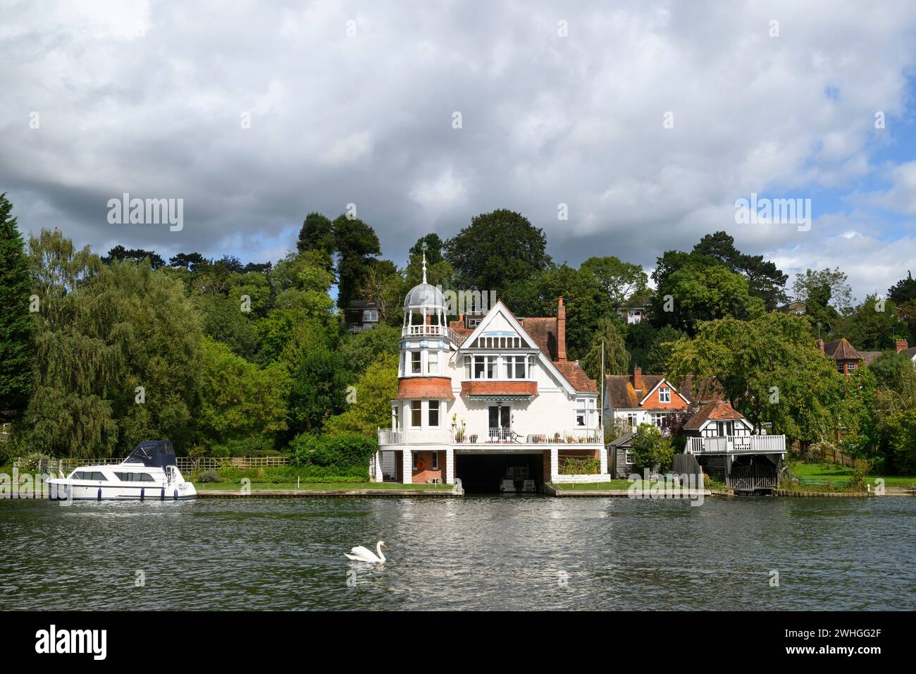 Isomer, a Grade II listed Edwardian riverside house with its own boathouse, is located at The Warren in Caversham by the River Thames. The Warren, Cav Stock Photo