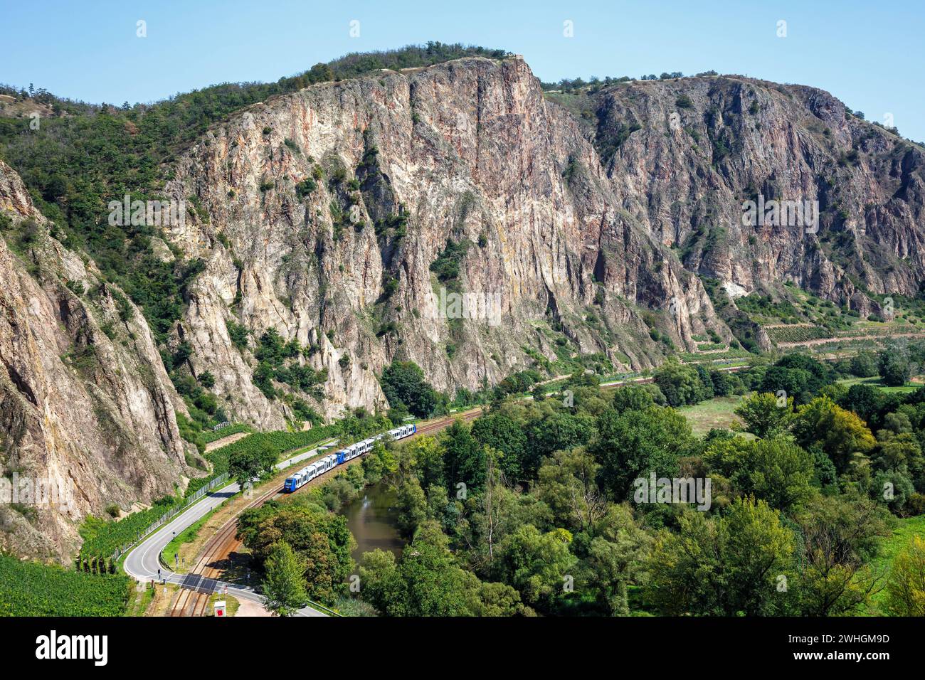 Der Rotenfels mit einem Alstom Coradia LINT Regionalbahn Regionalzug der Vlexx in Traisen, Deutschland Traisen, Deutschland - 23. August 2023: Der Rotenfels mit einem Alstom Coradia LINT Regionalbahn Regionalzug der Vlexx in Traisen, Deutschland. *** The Rotenfels with an Alstom Coradia LINT regional train of Vlexx in Traisen, Germany Traisen, Germany 23 August 2023 The Rotenfels with an Alstom Coradia LINT regional train of Vlexx in Traisen, Germany Stock Photo