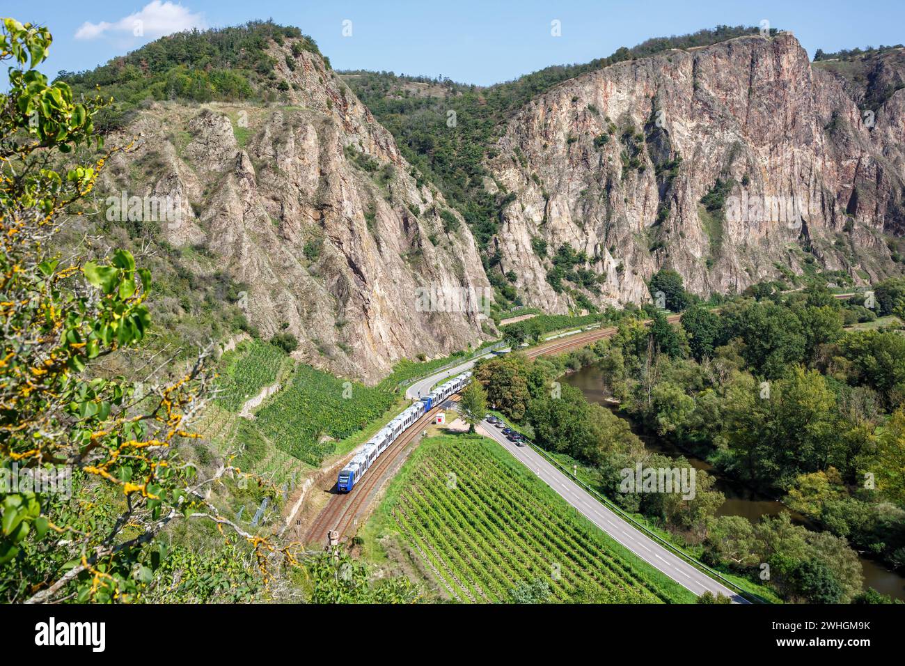 Der Rotenfels mit einem Alstom Coradia LINT Regionalbahn Regionalzug der Vlexx in Traisen, Deutschland Traisen, Deutschland - 23. August 2023: Der Rotenfels mit einem Alstom Coradia LINT Regionalbahn Regionalzug der Vlexx in Traisen, Deutschland. *** The Rotenfels with an Alstom Coradia LINT regional train of Vlexx in Traisen, Germany Traisen, Germany 23 August 2023 The Rotenfels with an Alstom Coradia LINT regional train of Vlexx in Traisen, Germany Stock Photo