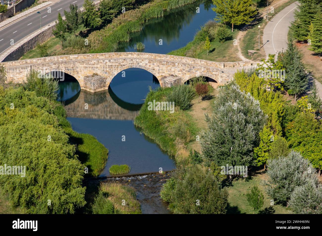Puente romano sobre el rÃo Ucero y Torre del agua Stock Photo
