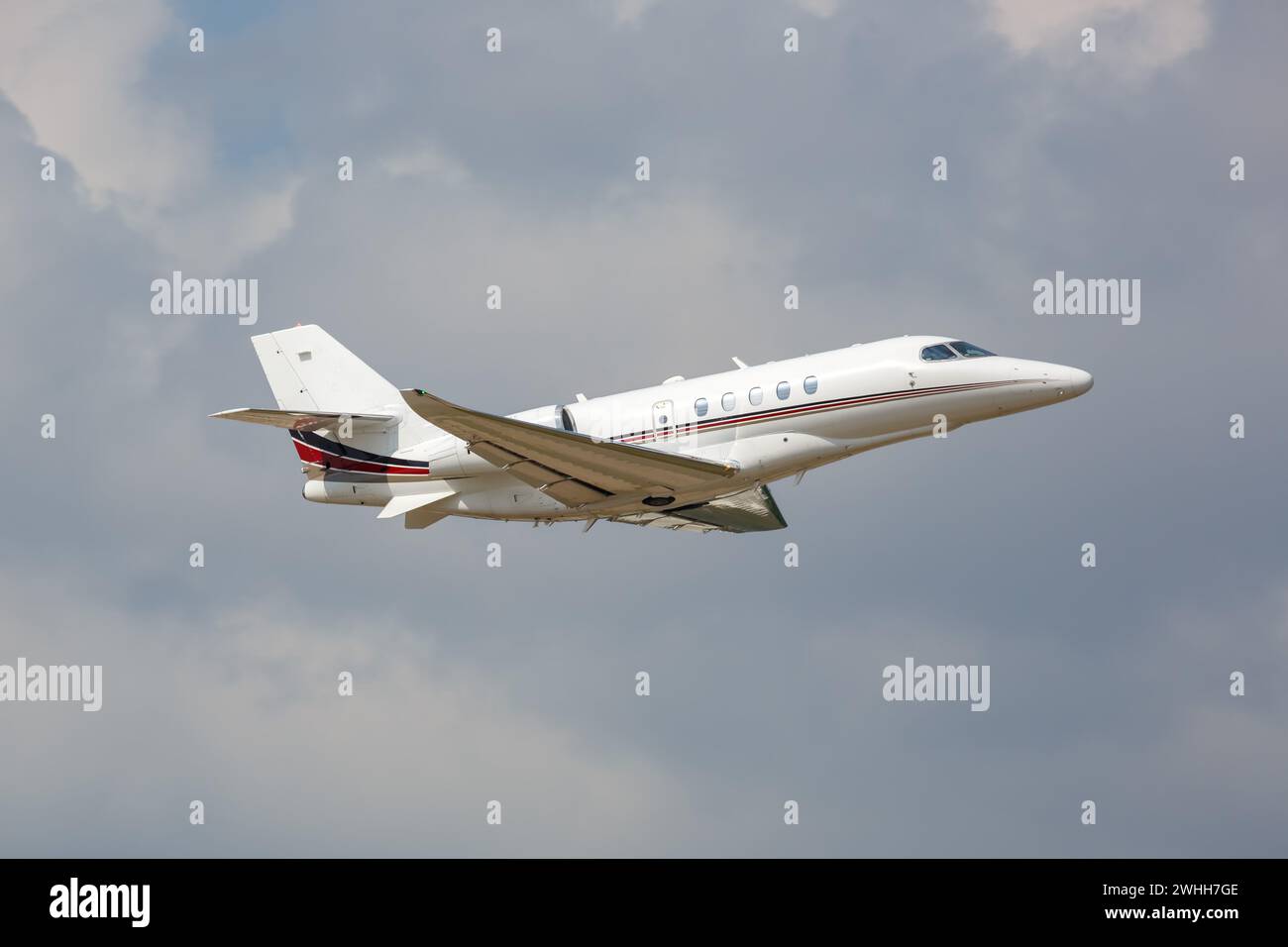 Dallas, USA - May 7, 2023: A Cessna Citation Latitude Private Jet Aircraft Of The Netjets With The N525QS Flag At Dallas Love Field (DAL) Airport In T Stock Photo