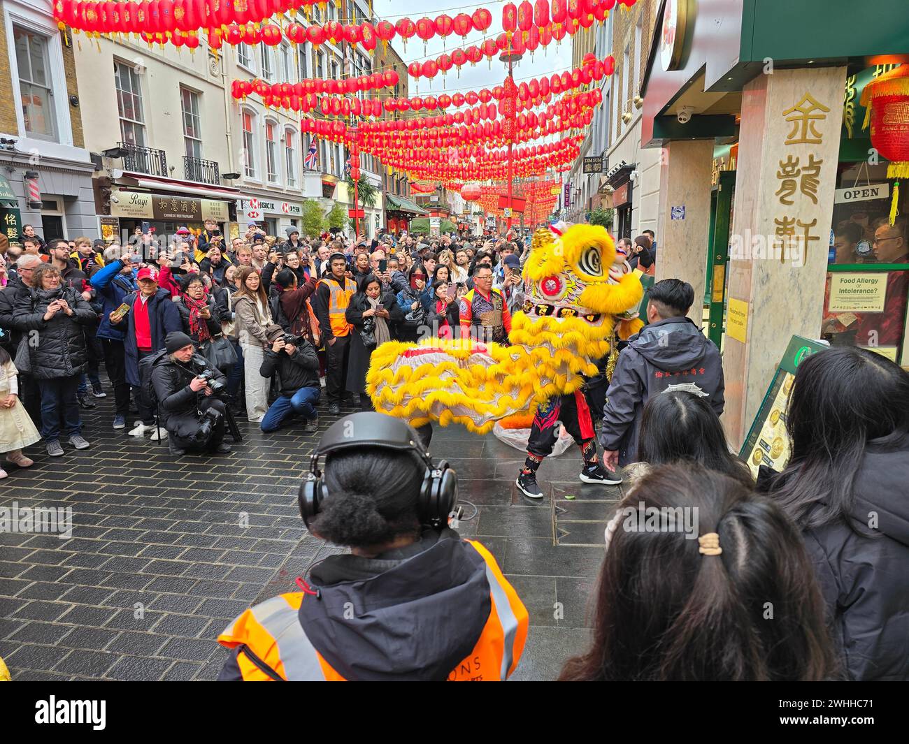 London, United Kingdom. 10th Feb, 2025. Londoners and tourists flock to