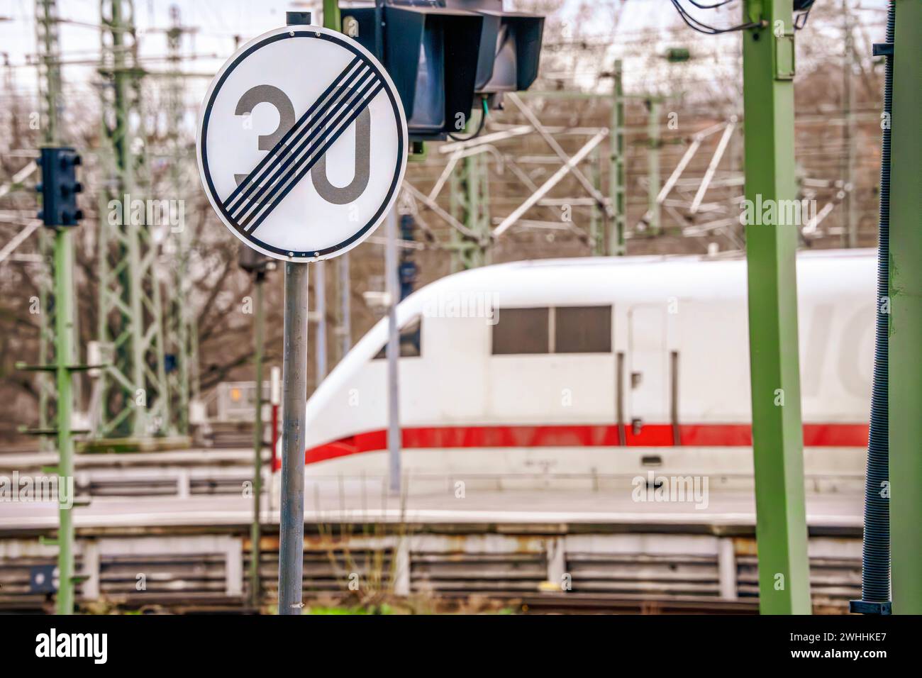ICE, Schild Ende Tempo 30, Symbolfoto Bahn Baustellen, Stuttgart