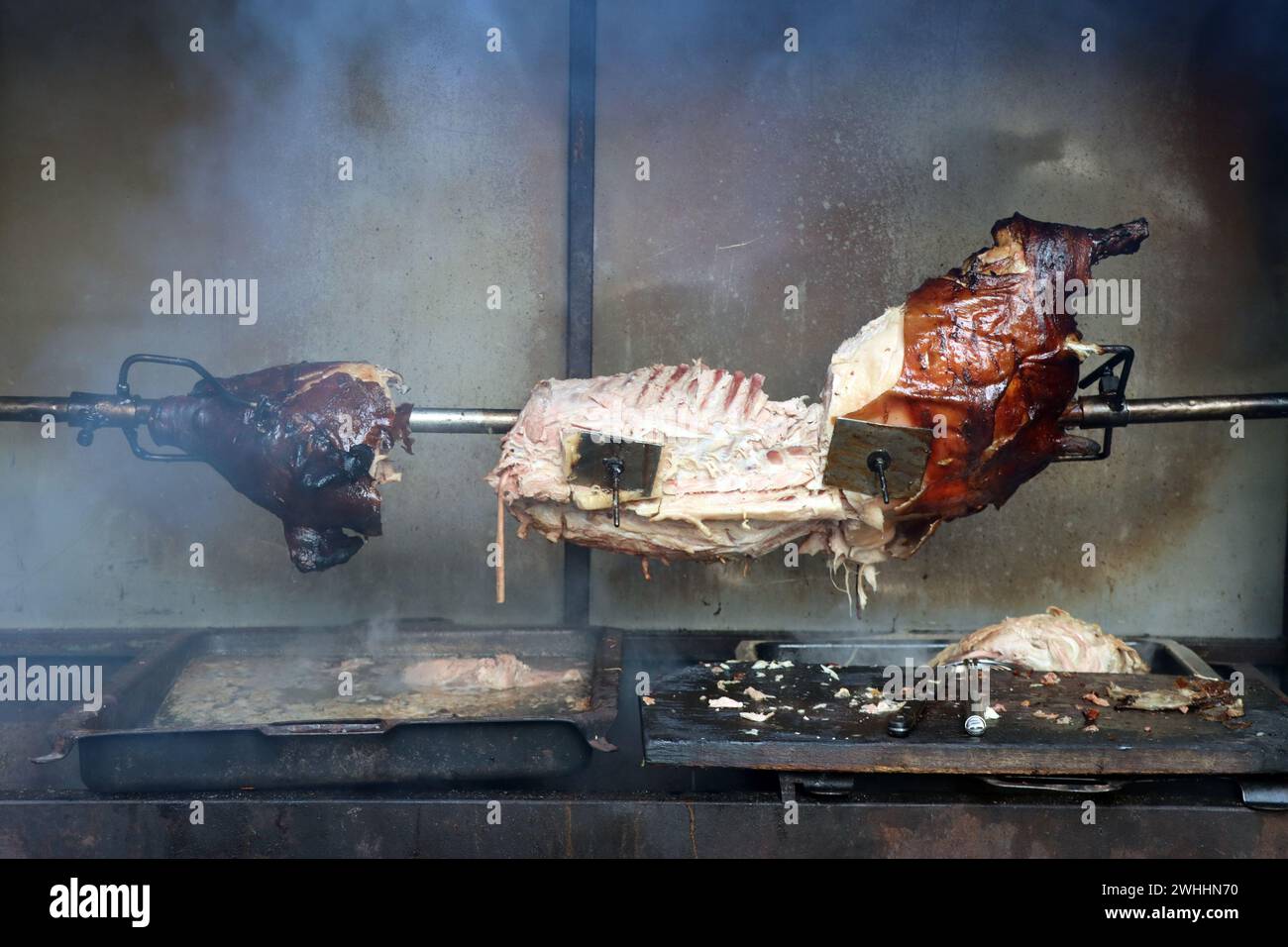 Suckling pig on the grill Stock Photo - Alamy