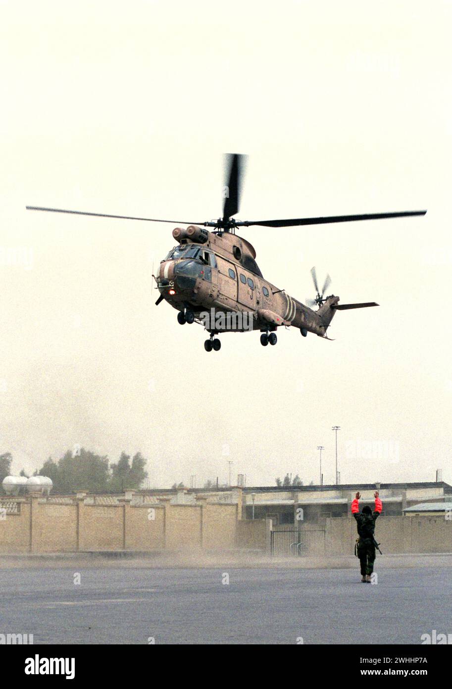 6th March 1991 An RAF helicopter arrives with British Prime Minister John Major to meet with the Crown Prince in Kuwait City. Stock Photo