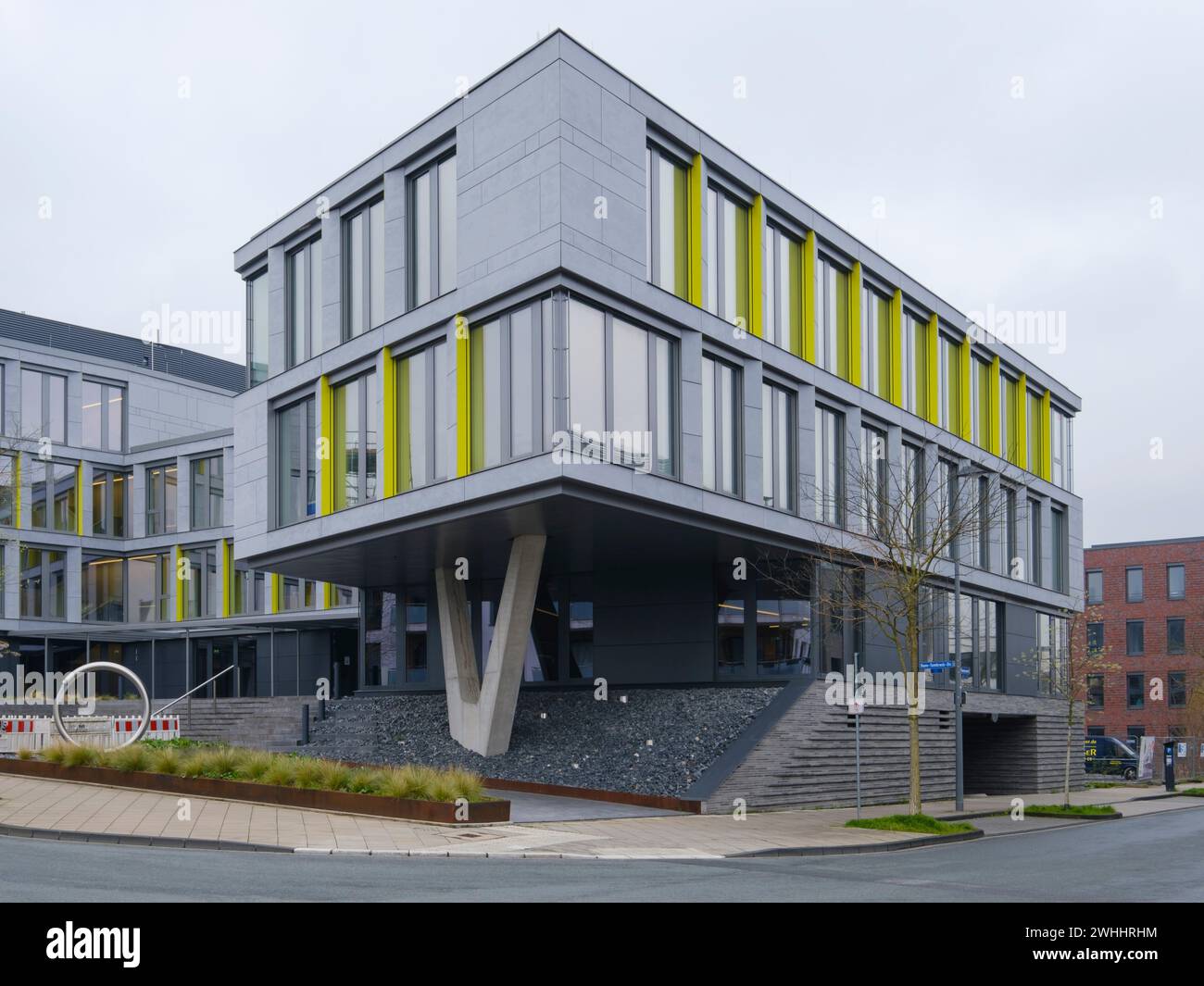 Modern commercial building Stock Photo - Alamy