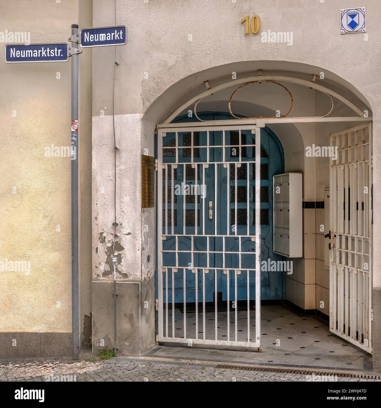 The dilapidated entrance of a listed house Stock Photo - Alamy