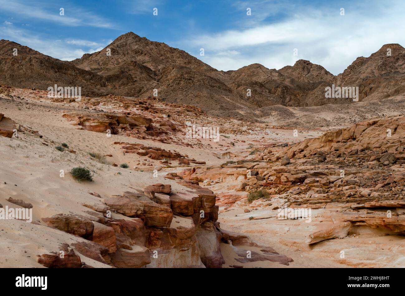 Desert rocks people africa hi-res stock photography and images - Alamy