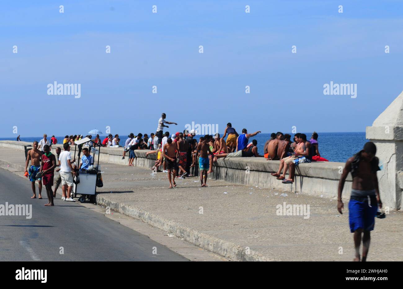 Kubaner geniessen gerne ihre Freizeit am Malecon in Havanna. Cuban people enjoying leisure time at the Malecon in Havanna City. Stock Photo