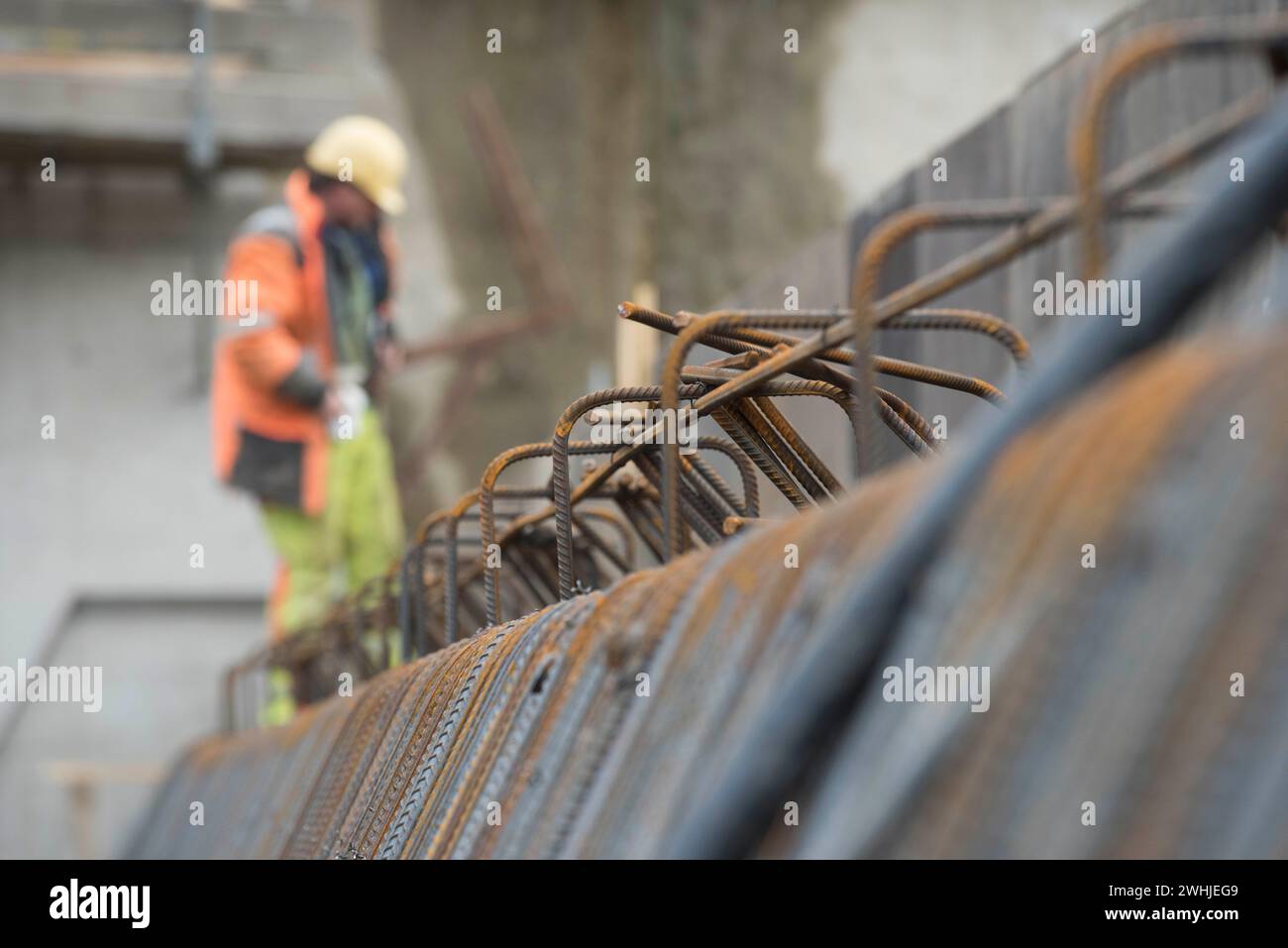Construction worker and reinforced concrete Stock Photo - Alamy