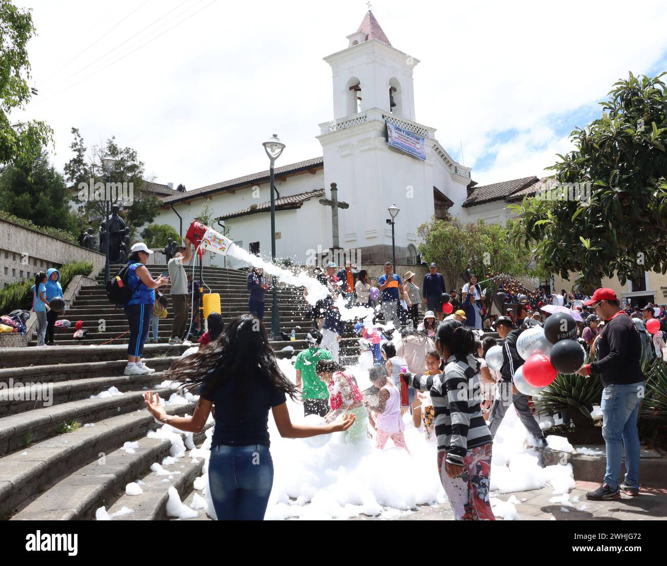 UIO-CARNAVAL-PLAZA-SAN-BLAS Quito, sabado 10 de febrero del 2024 Con Bandas de Paz, bailes tradicionales, canon de espuma, ninos, jovenes y adultos, festejan el feriado de carnaval, en la Plaza de San Blas, Centro Historico. Fotos:Rolando Enriquez/API Quito Pichincha Ecuador ACE-UIO-CARNAVAL-PLAZA-SAN-BLAS-78acf18bf2539cd4003c005c0b33601a *** UIO CARNAVAL PLAZA SAN BLAS Quito, Saturday February 10, 2024 With bands of peace, traditional dances, foam canon, children, youth and adults, celebrate the carnival holiday in the Plaza de San Blas, Centro Historico Photos Rolando Enriquez API Quito Pich Stock Photo