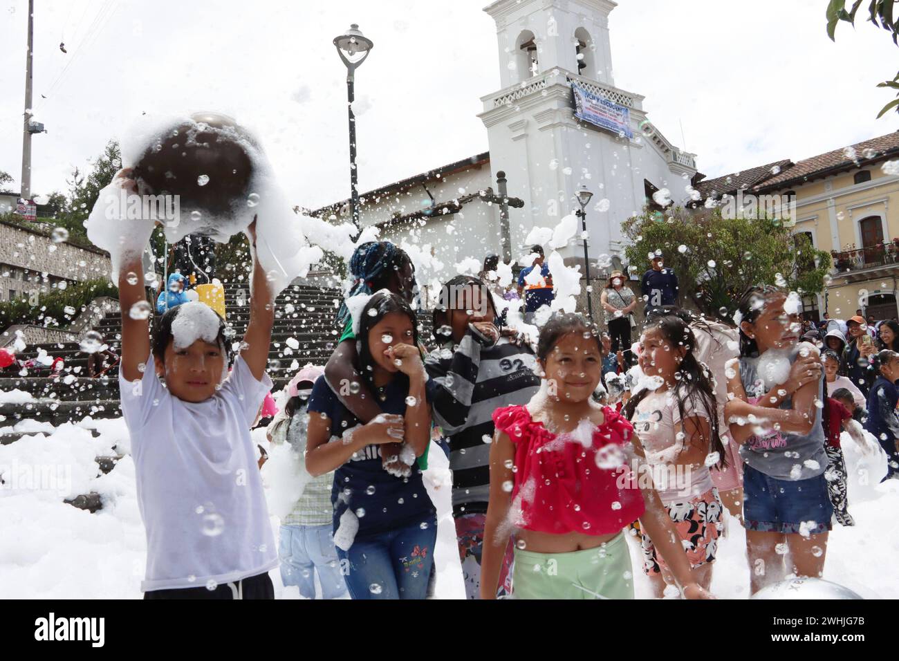 UIO-CARNAVAL-PLAZA-SAN-BLAS Quito, sabado 10 de febrero del 2024 Con Bandas de Paz, bailes tradicionales, canon de espuma, ninos, jovenes y adultos, festejan el feriado de carnaval, en la Plaza de San Blas, Centro Historico. Fotos:Rolando Enriquez/API Quito Pichincha Ecuador ACE-UIO-CARNAVAL-PLAZA-SAN-BLAS-a7d1733fb94294c0df244ce398fe208e *** UIO CARNAVAL PLAZA SAN BLAS Quito, Saturday February 10, 2024 With bands of peace, traditional dances, foam canon, children, youth and adults, celebrate the carnival holiday in the Plaza de San Blas, Centro Historico Photos Rolando Enriquez API Quito Pich Stock Photo