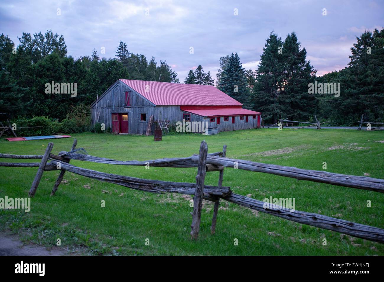 Rural landscape old farmhouse hi-res stock photography and images - Alamy