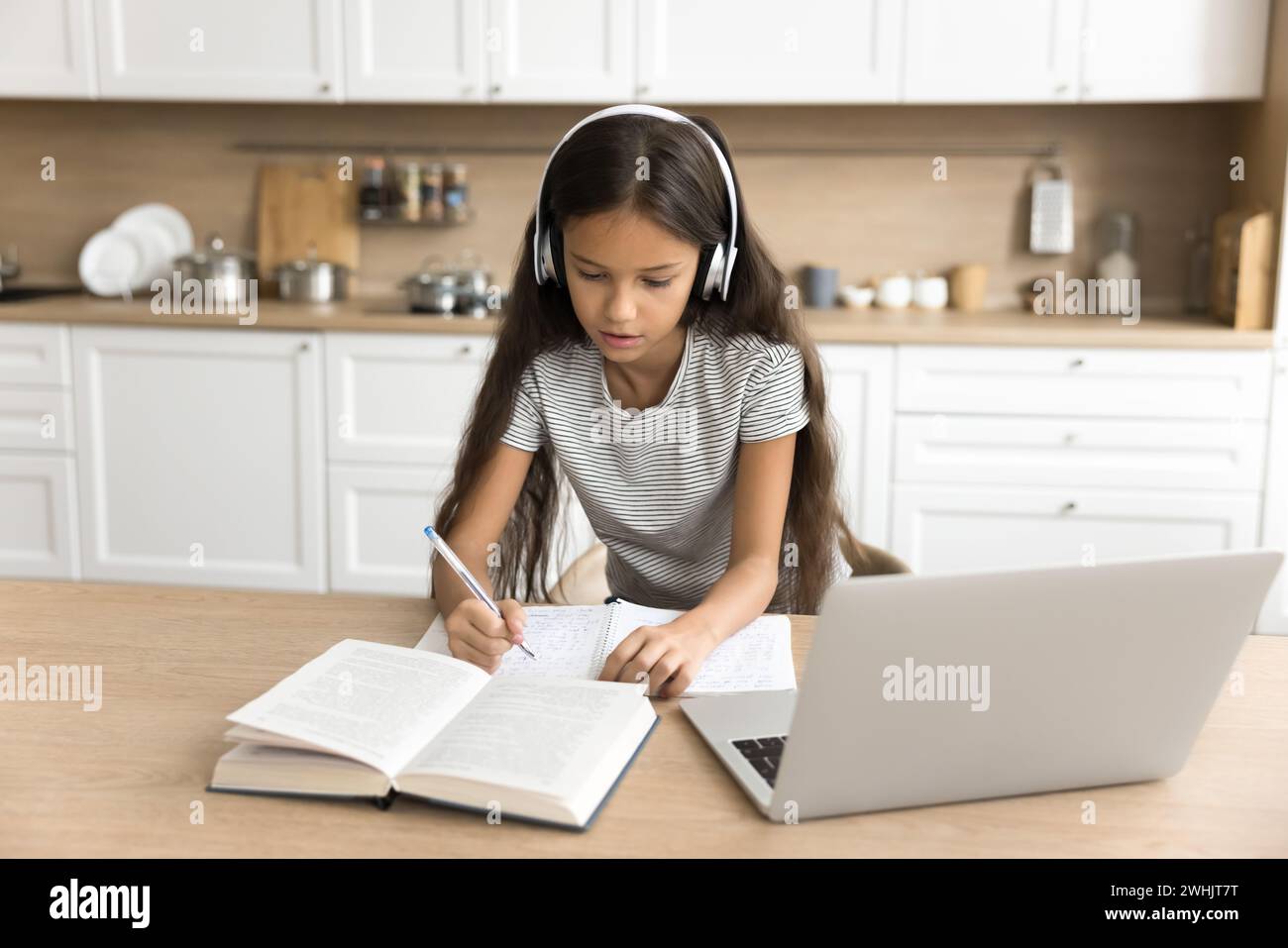 Pre teen girl nerd hi-res stock photography and images - Alamy