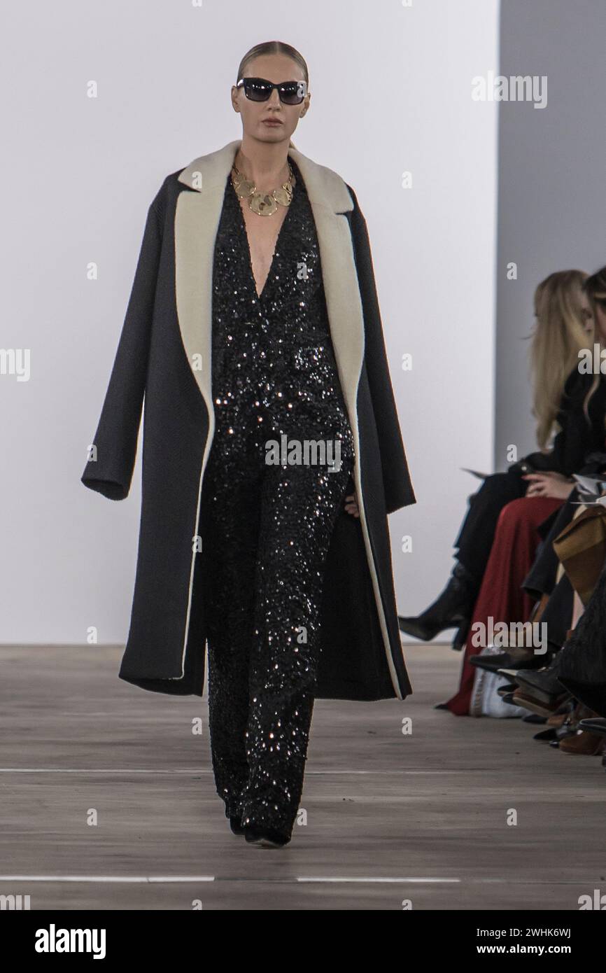 New York USA 10th Feb 2024 February 10th 2024 New York USA   New York Usa 10th Feb 2024 February 10th 2024 New Yorkusa Badgley Mischka Fall Winter 2024 Runway At New York Fashion Week Photo Credit Rudy K Credit Rudy Kalamy Live News 2WHK6WJ 