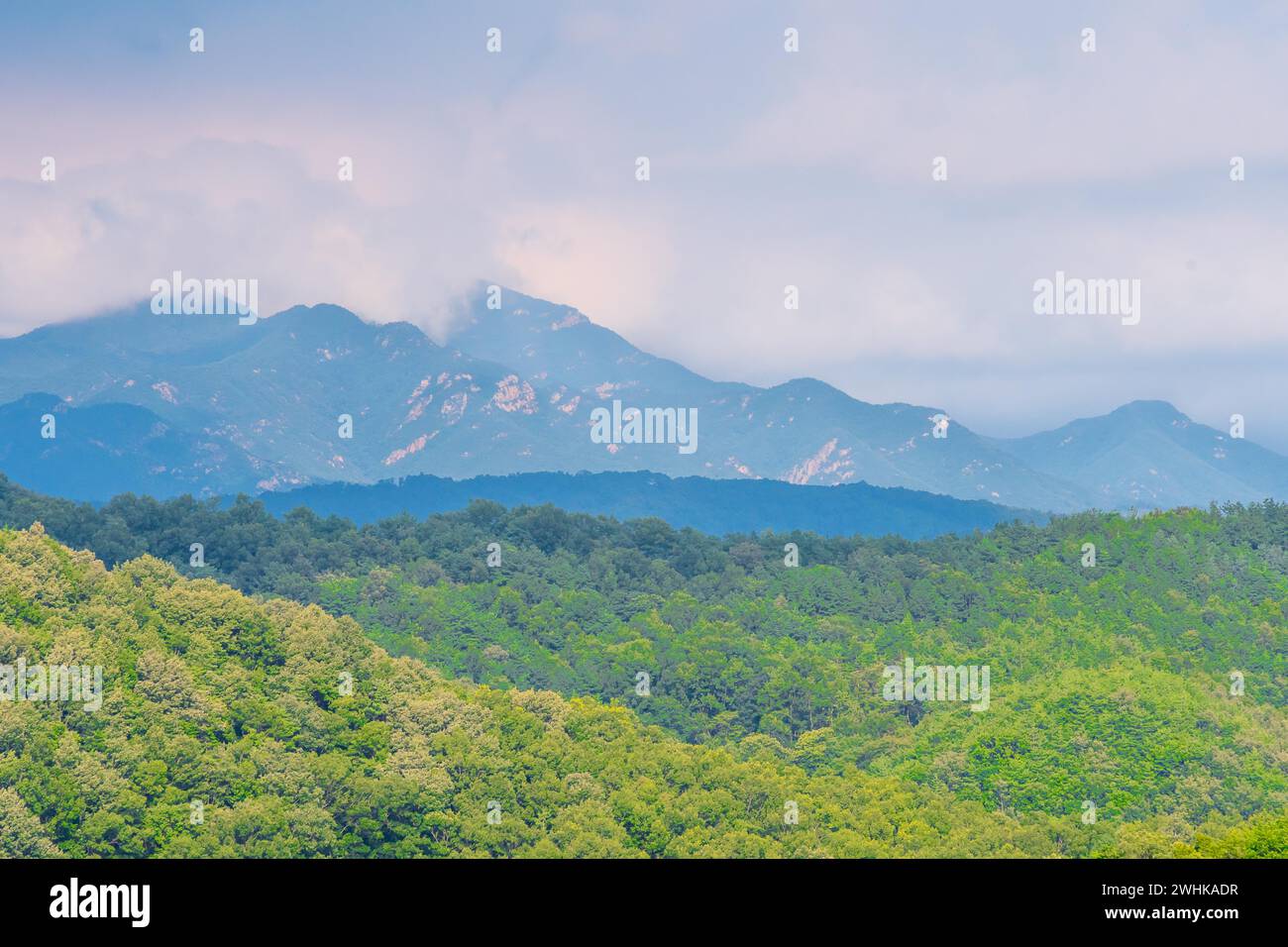 Clouds roll over mountain range hi-res stock photography and images - Alamy