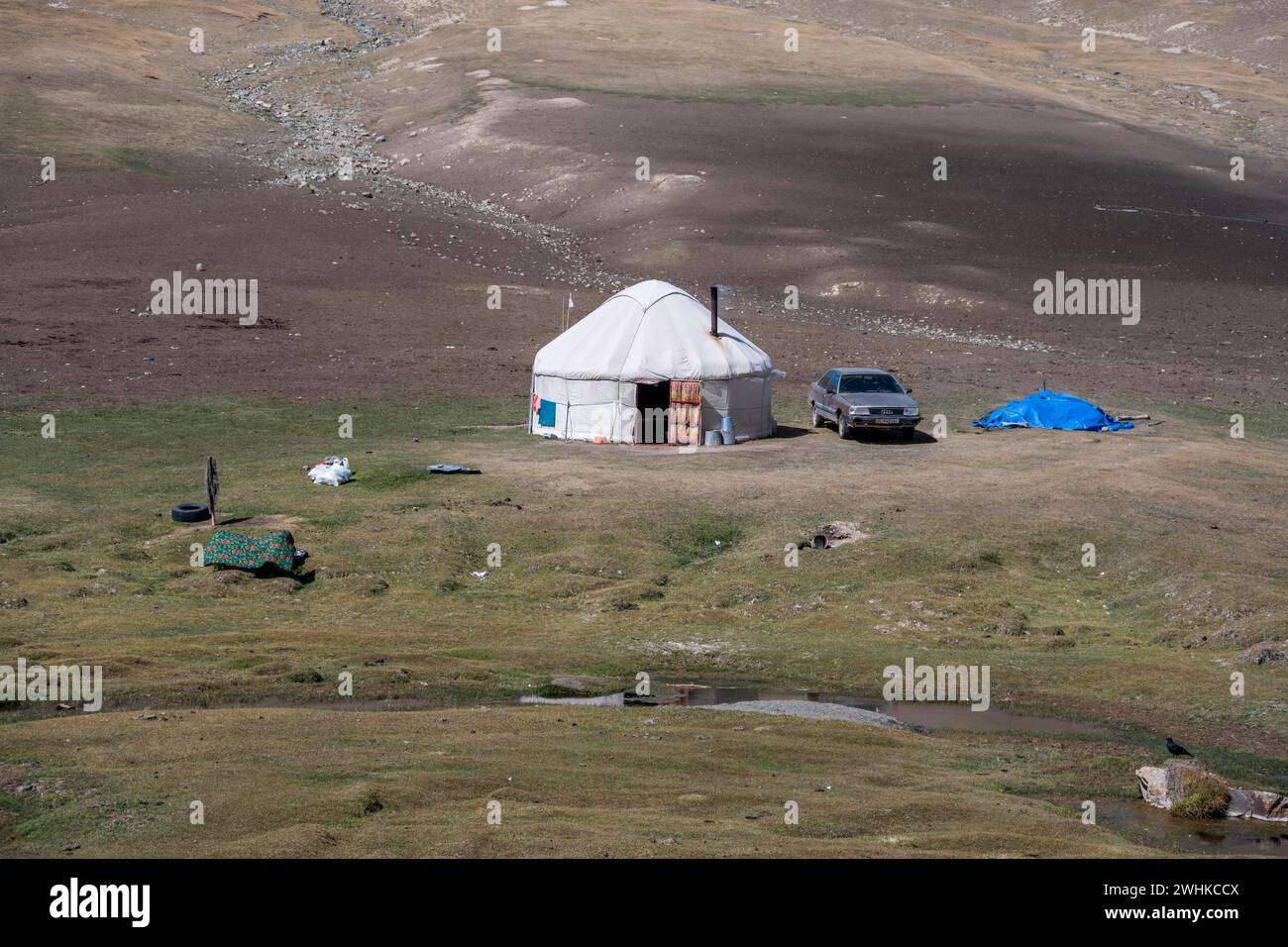 Old car next to a traditional Kyrgyz yurt, Tien Shan, Naryn Province, Kyrgyzstan Stock Photo