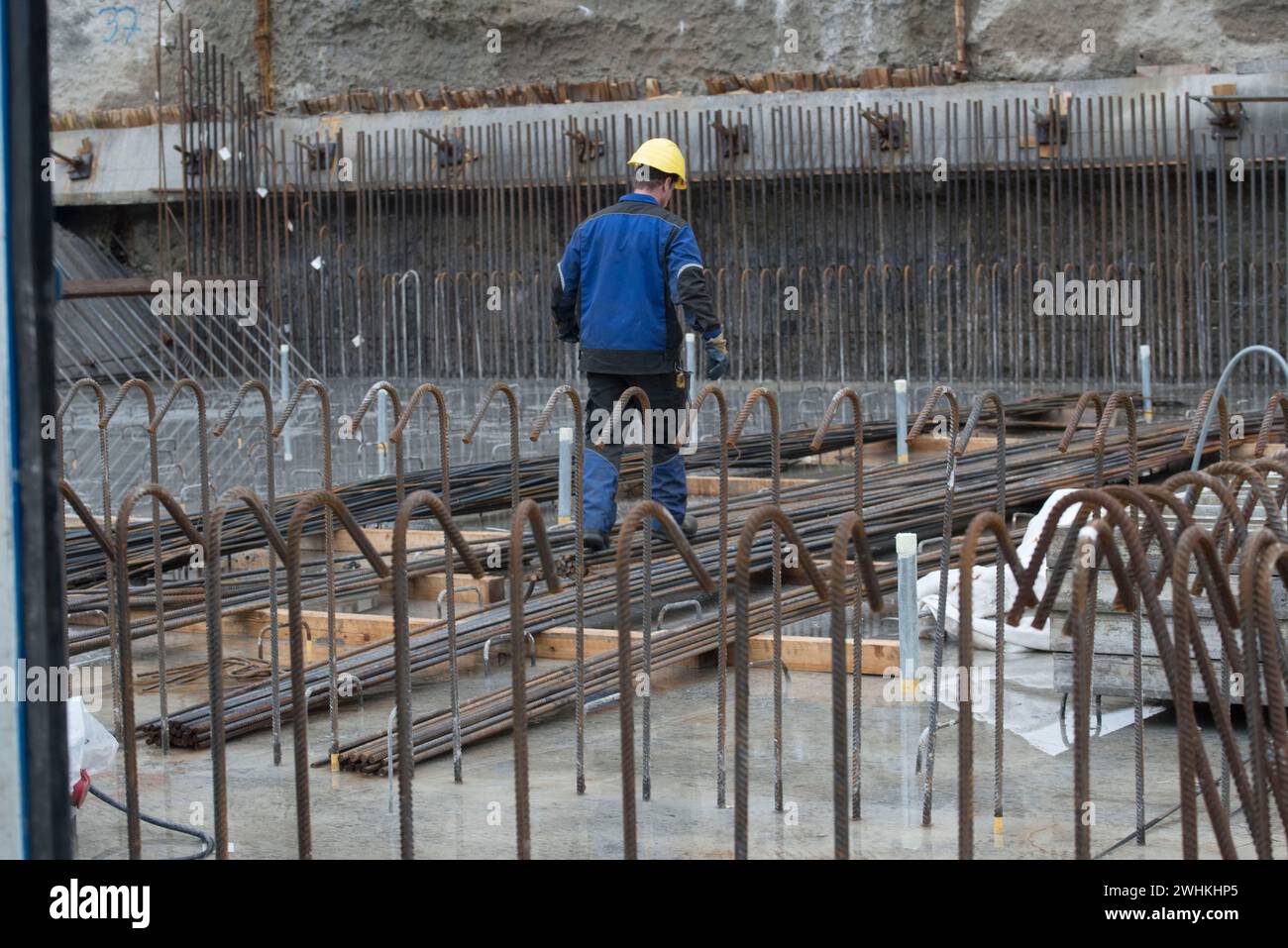 Construction worker and reinforced concrete Stock Photo - Alamy