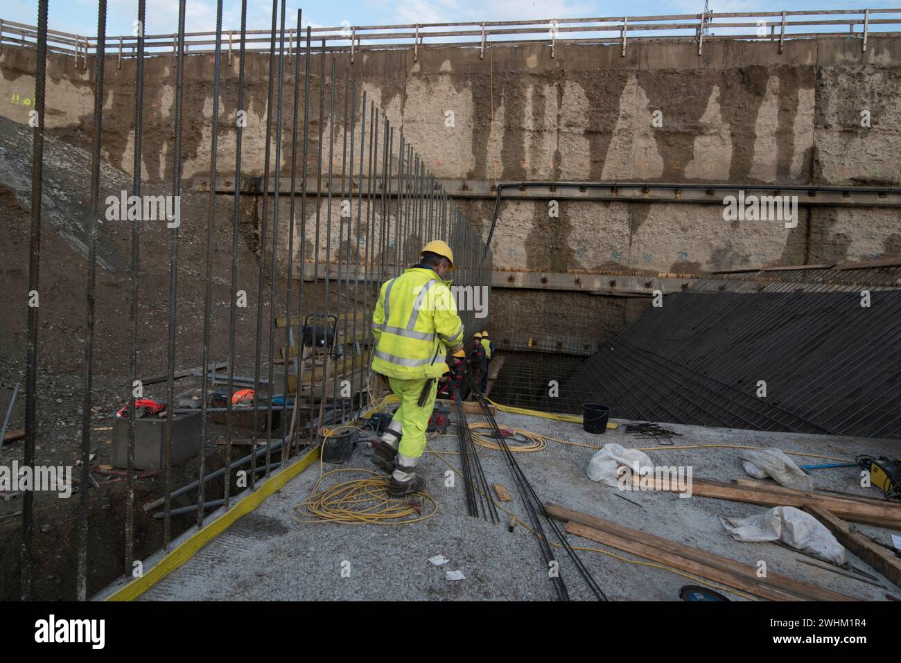 Construction worker and reinforced concrete Stock Photo - Alamy
