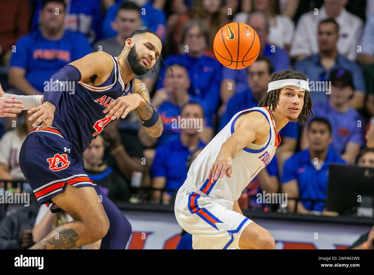 Florida guard Walter Clayton Jr., right, bats the ball away from Auburn