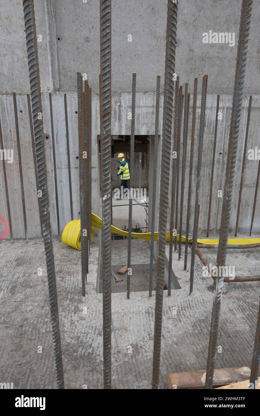 Construction worker and reinforced concrete Stock Photo - Alamy
